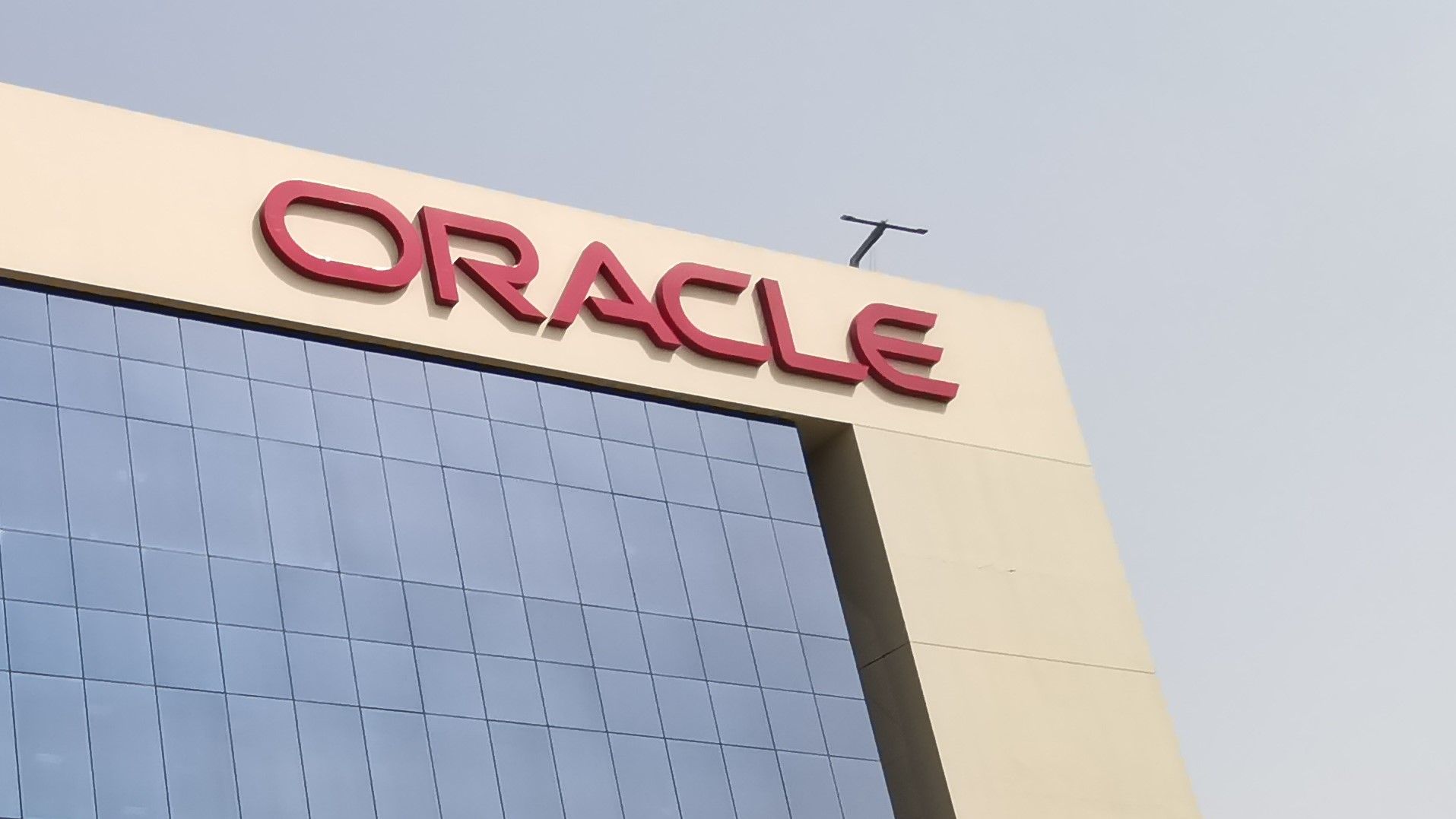 Oracle bets on AI to strengthen customer ROI