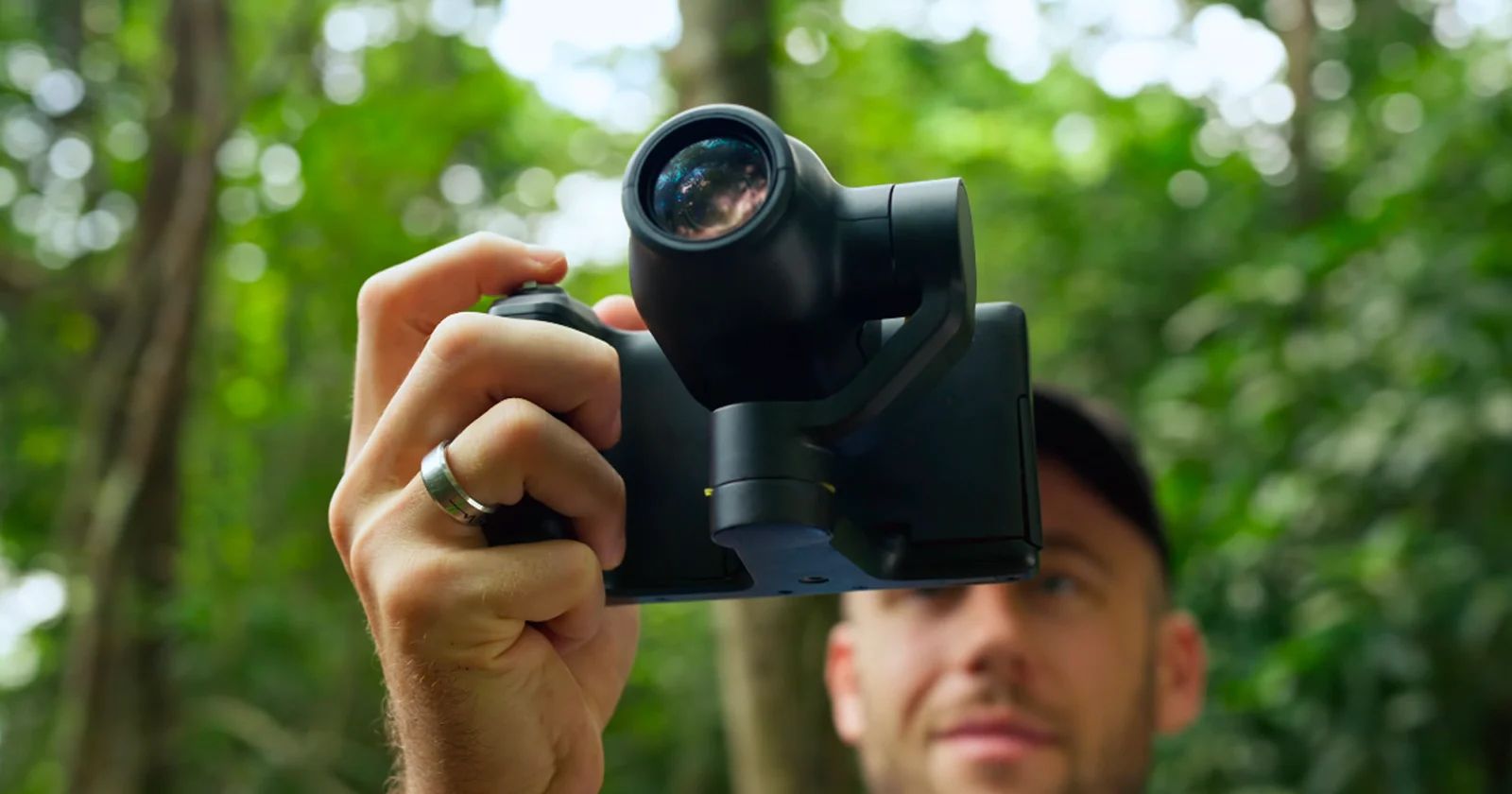 Using ‘robotic precision to break the limitations of traditional long-lens tripods’, the FarseerTech RocXZoom simplifies extreme zoom shots — and it’s made by former DJI engineers