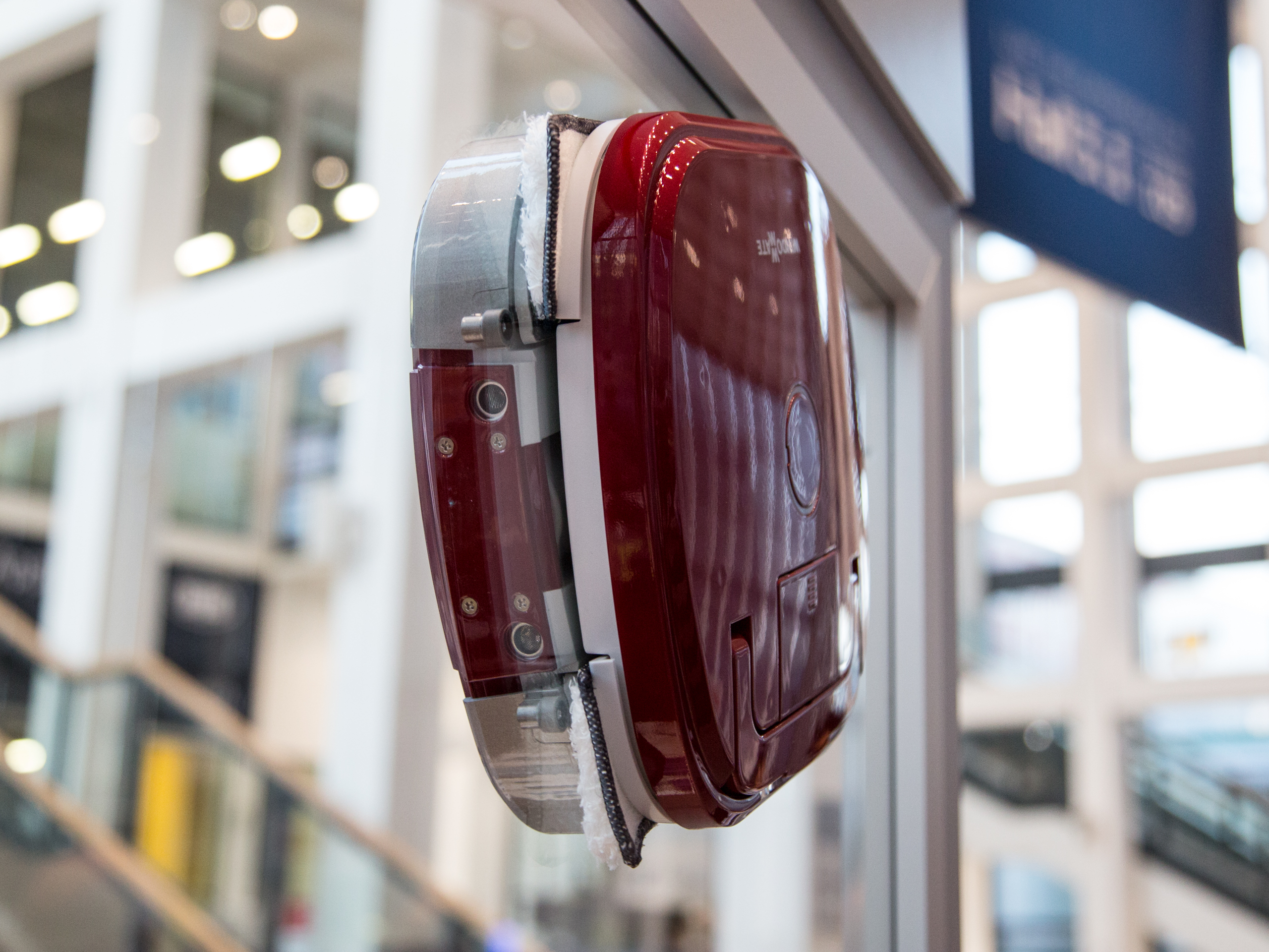 Window cleaning robot vacuum is a little ridiculous, a little adorable – CNET