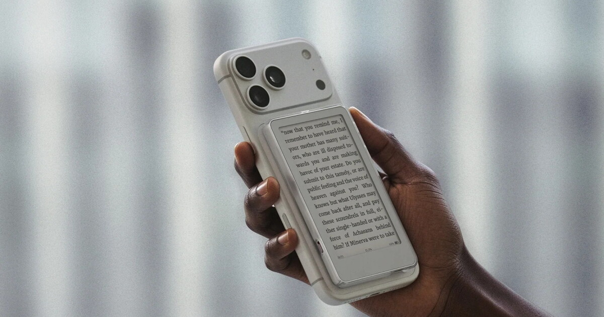 Tiny e-reader snaps to your phone to fight doomscrolling