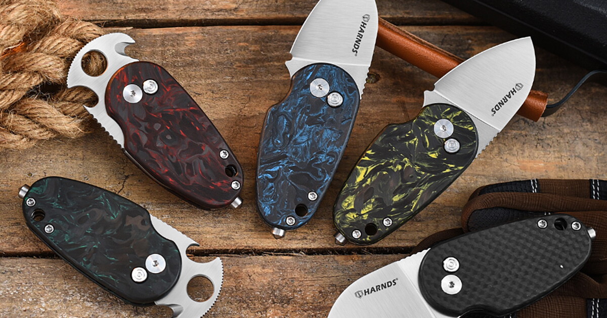 Elegant carbon fiber multitool puts a high-strength blade in your pocket