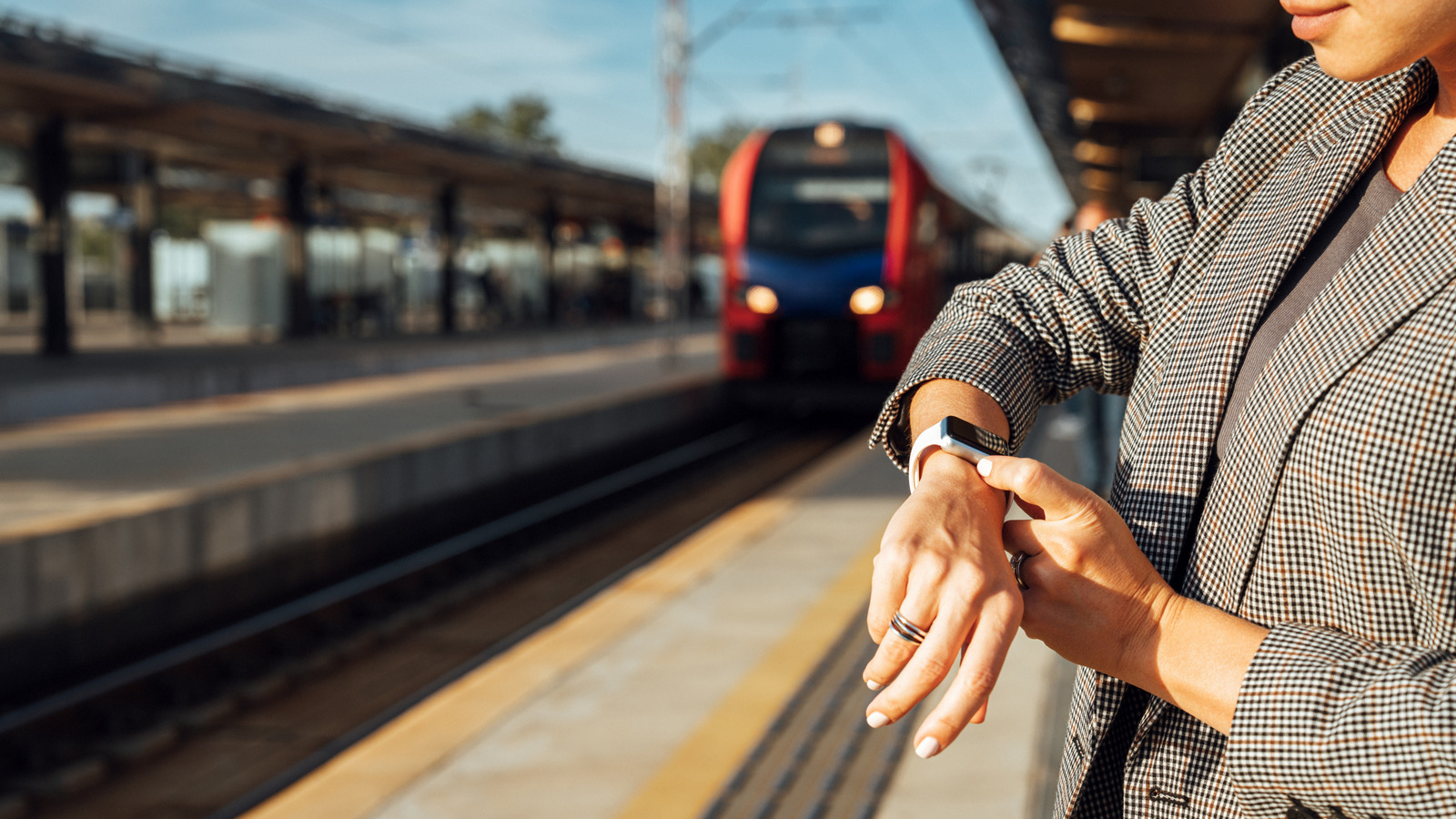 6 Wearable Gadgets You’ll Want To Have When You Travel – SlashGear