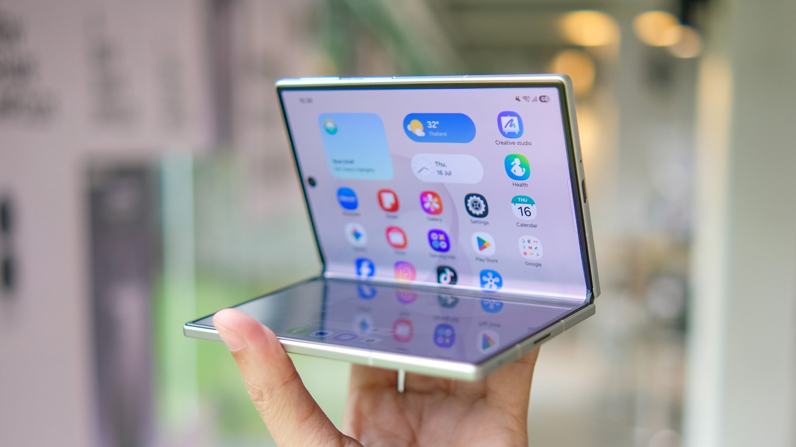 Foldable phones still need to fix this problem – Engadget