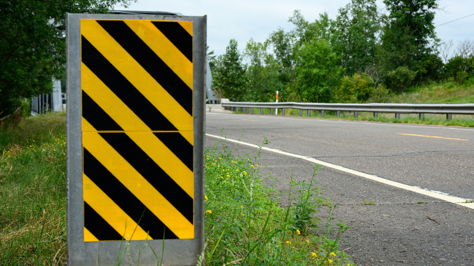 What Does A Diagonal Yellow And Black Striped Road Sign Mean? – SlashGear