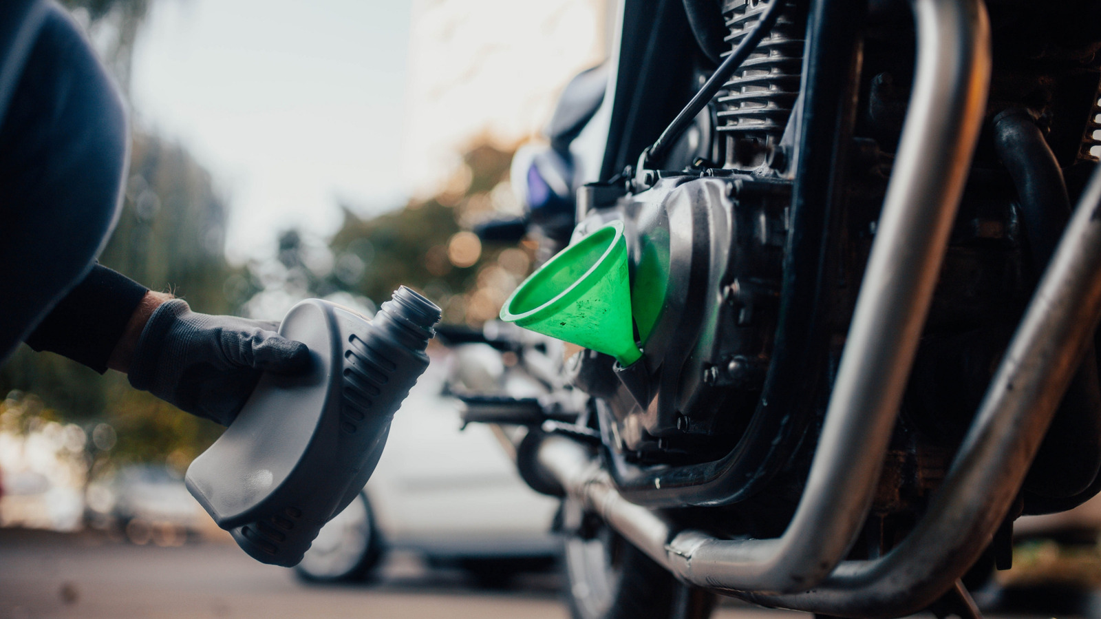 What Does 4T Mean With Motorcycle Oil? – SlashGear