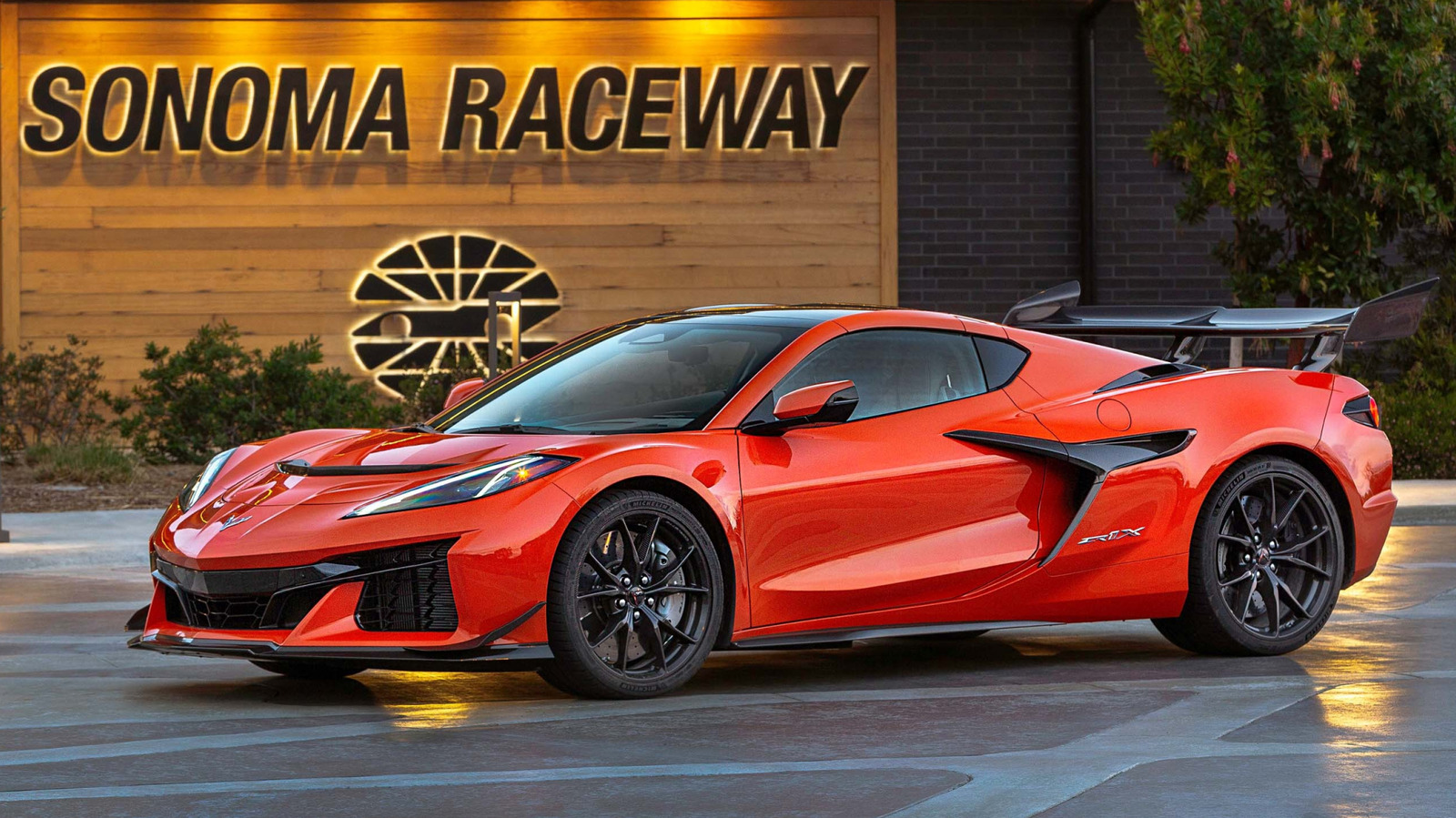 Is The C8 Corvette ZR1X Faster Than A Hellcat? Here’s How Their HP & Speed Compare – SlashGear