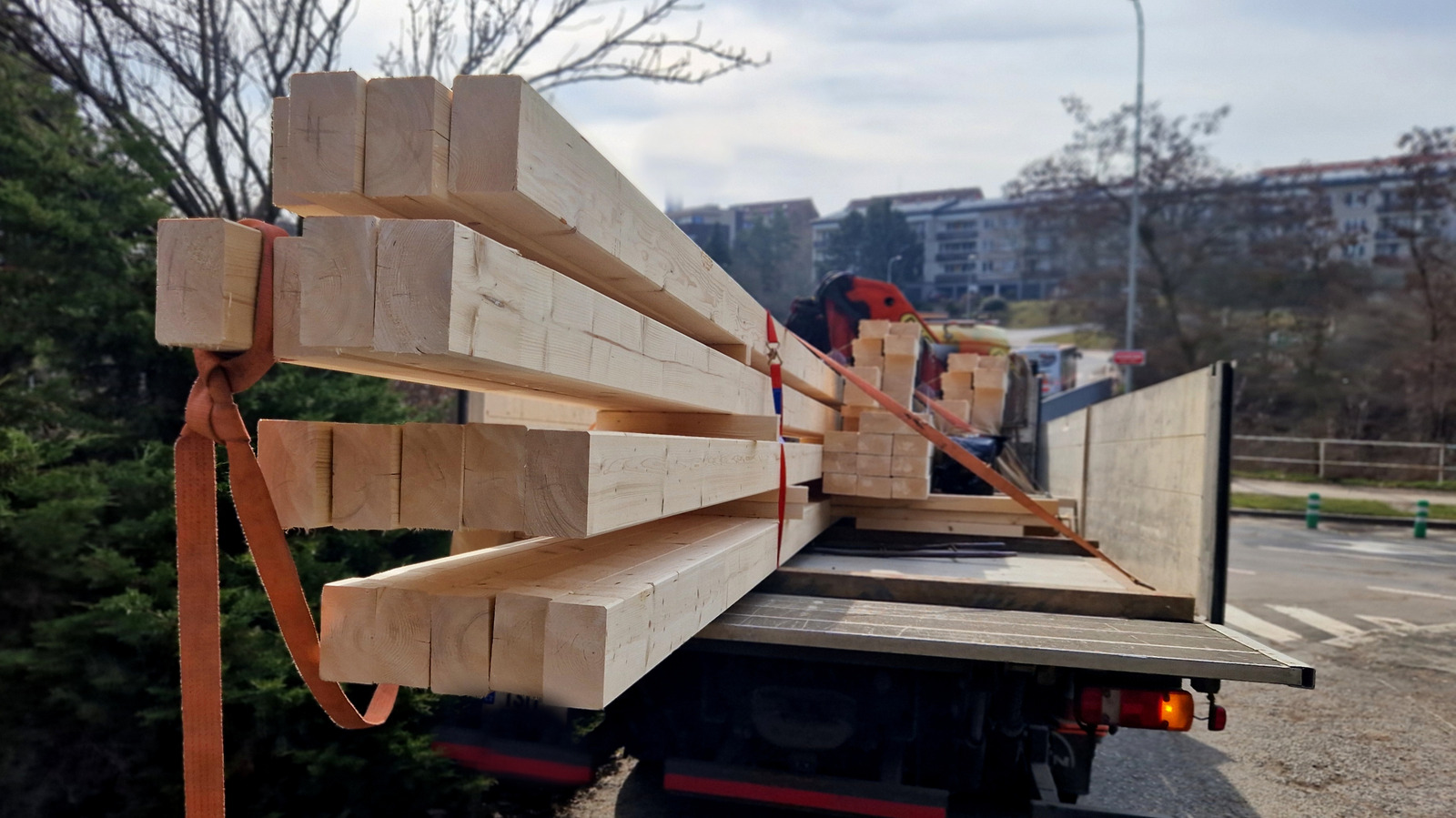 What’s The Maximum Overhang Limit On A Truck And When Do You Need A Red Flag? – SlashGear
