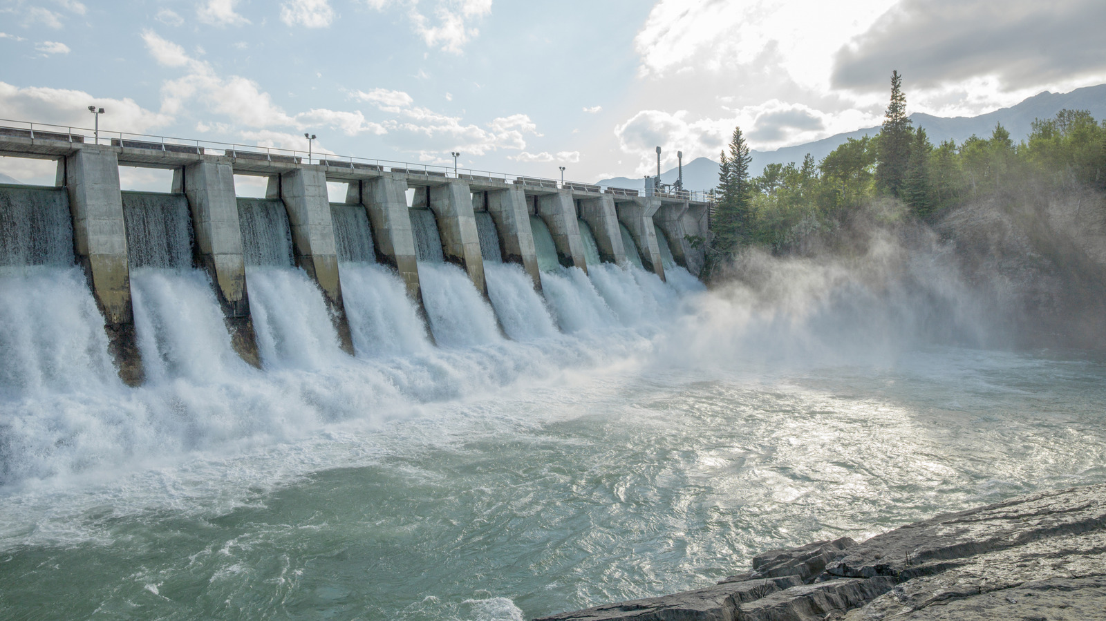 How Many Solar Panels Would It Take To Replace A Hydropower Dam? – SlashGear