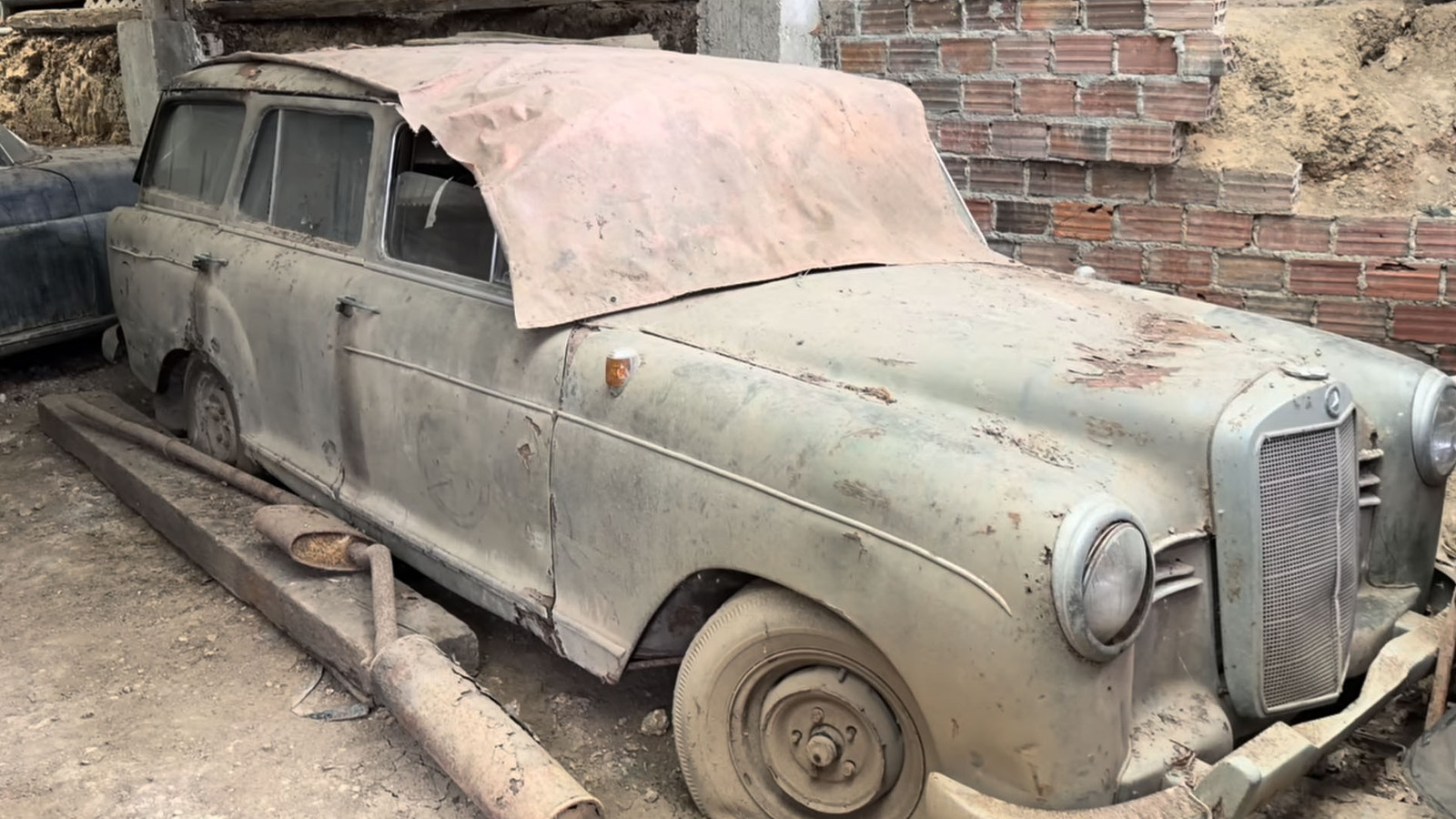 YouTube Explorers Discover A Classic Car Graveyard Lost To Time – SlashGear