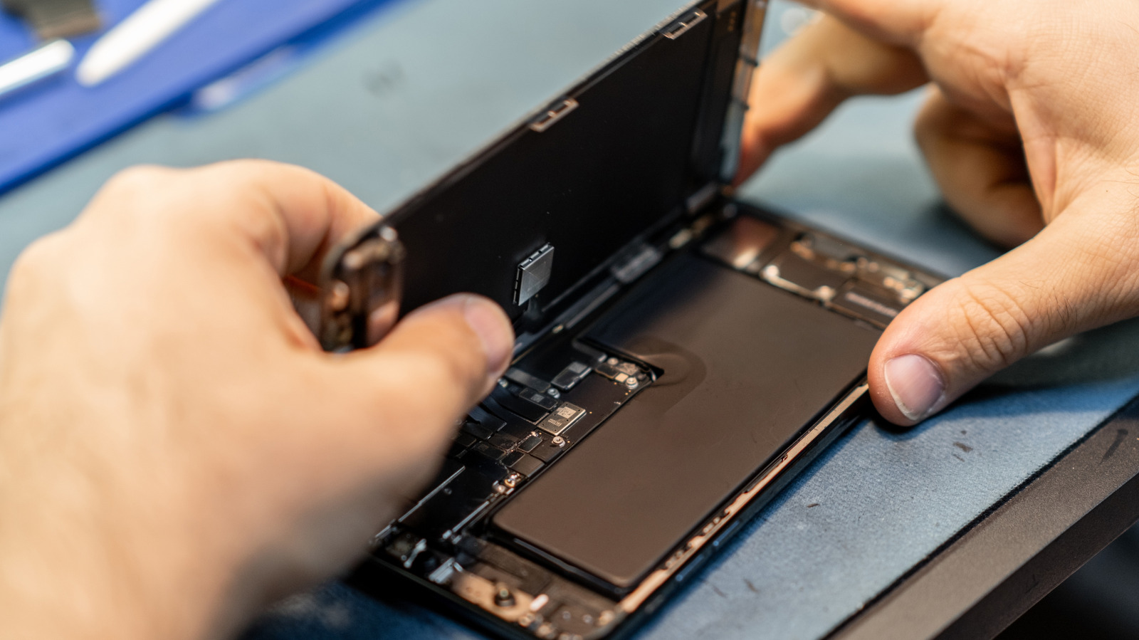 Why Some Smartphones Have Worse Repairability Than Others – SlashGear
