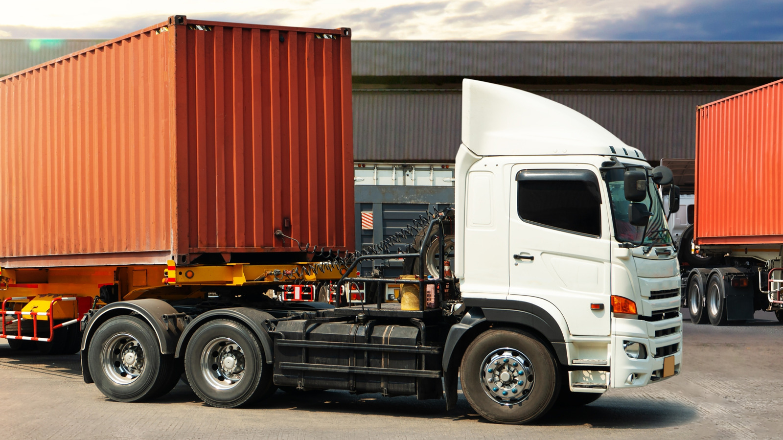 There’s A Reason Why Heavy-Duty Trucks Come With A Power Divider Switch – SlashGear