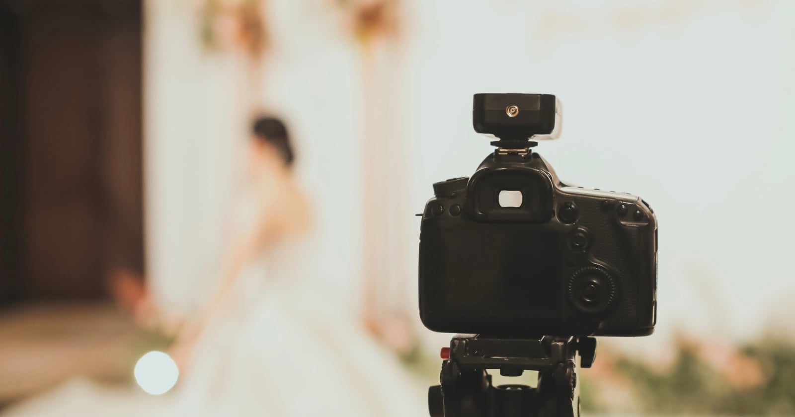 Couple Pay $4K for Wedding Photos, Then Discover Photographer Lost Files While Sending Them to Editor