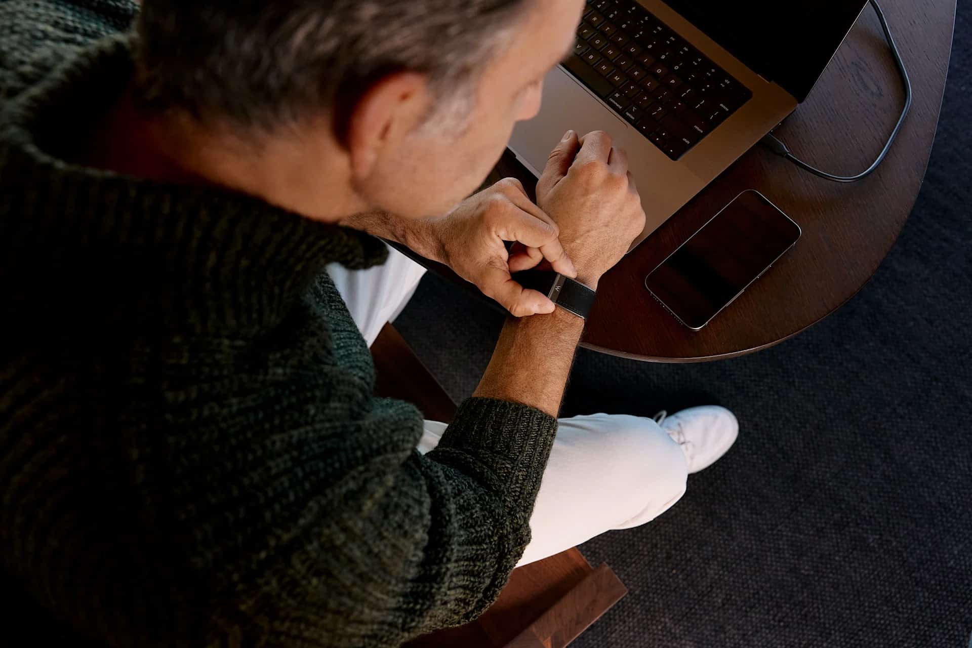 Apple Fitness Tracker Prototype Could Challenge Whoop With a Screenless Health Band – AppleMagazine