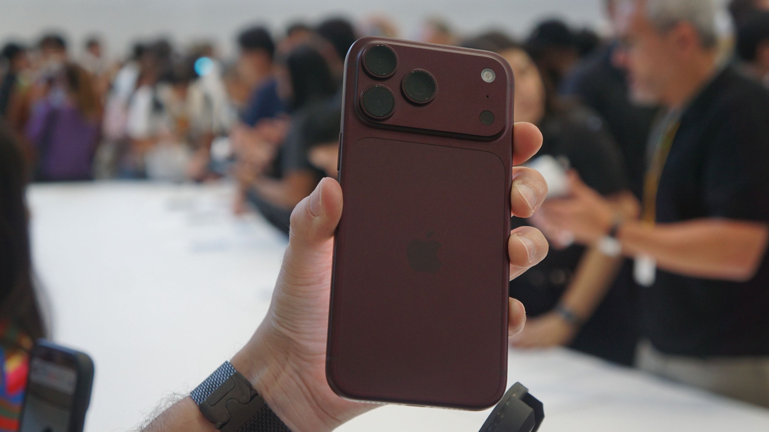 Not into the opening iPhone 18 Pro deals from the ‘Big Three’? This smaller carrier is offering a $480 discount without a trade-in