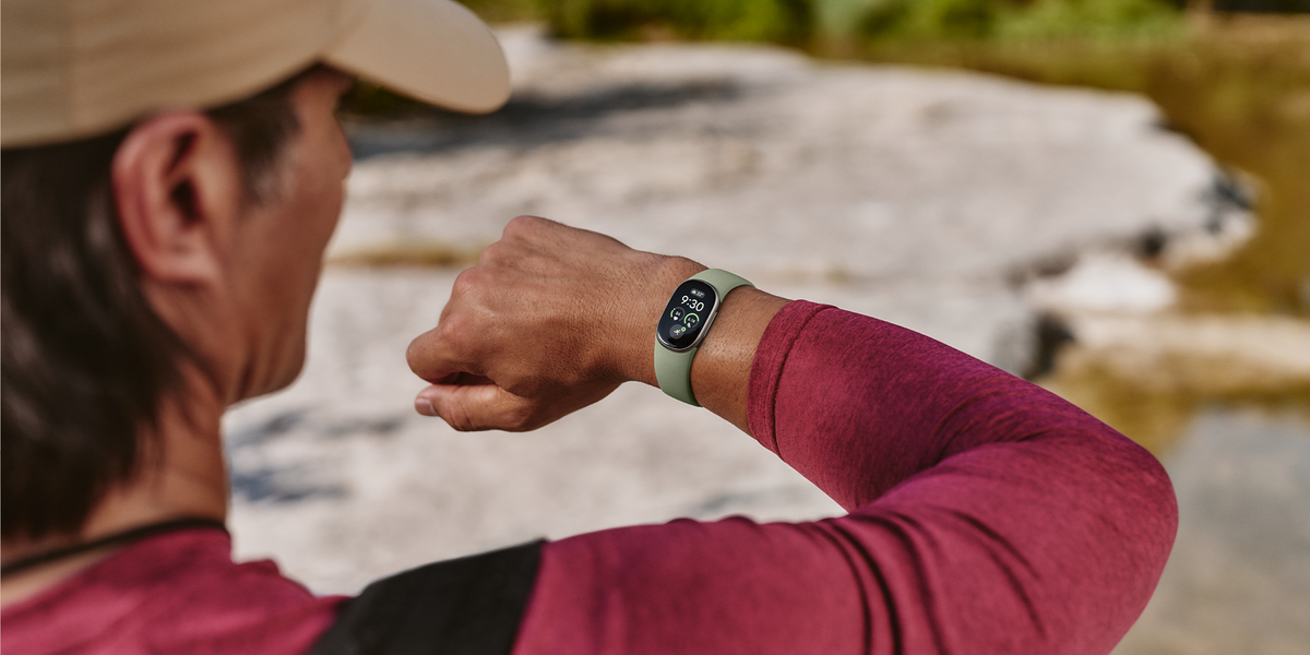 The Fitbit Edge Just Might Be the Best Fitness Watch on the Market