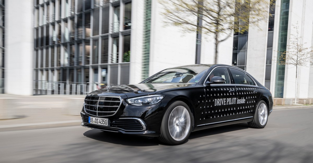 Feds want robotaxis to signal ‘I’m driving’ with cyan-colored lights