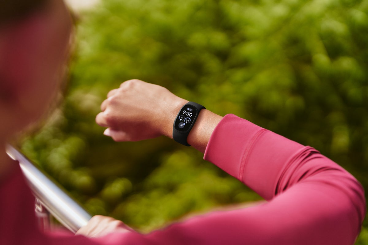 The Fitbit Edge has me questioning why I even need a smartwatch