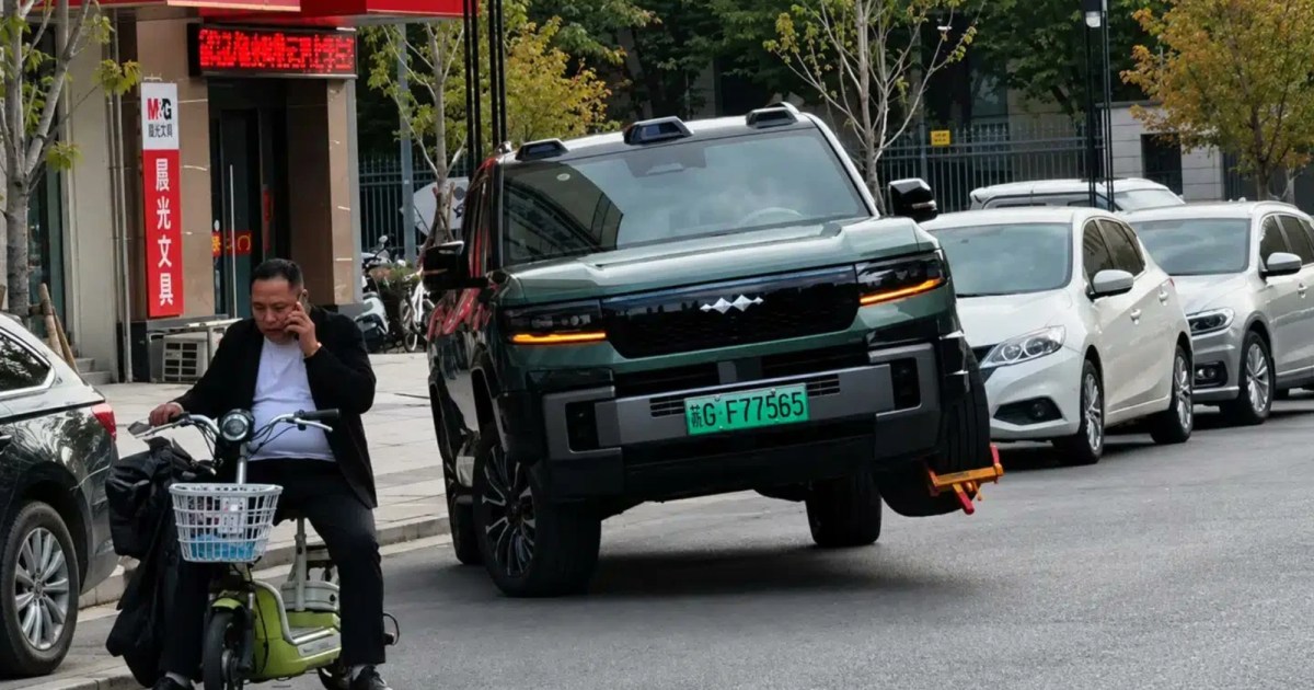 BYD’s Denza B8 appears to have found a rather unusual parking hack