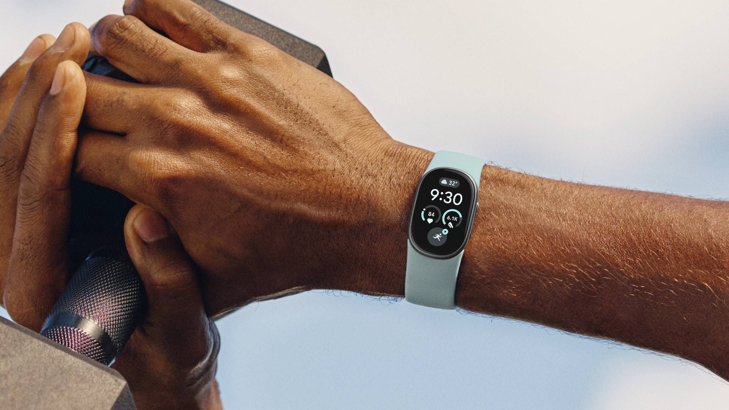 Thought the future of fitness tracking was screenless? Think again, as Google debuts the Google Fitbit Edge with 46% more screen than previous Fitbit