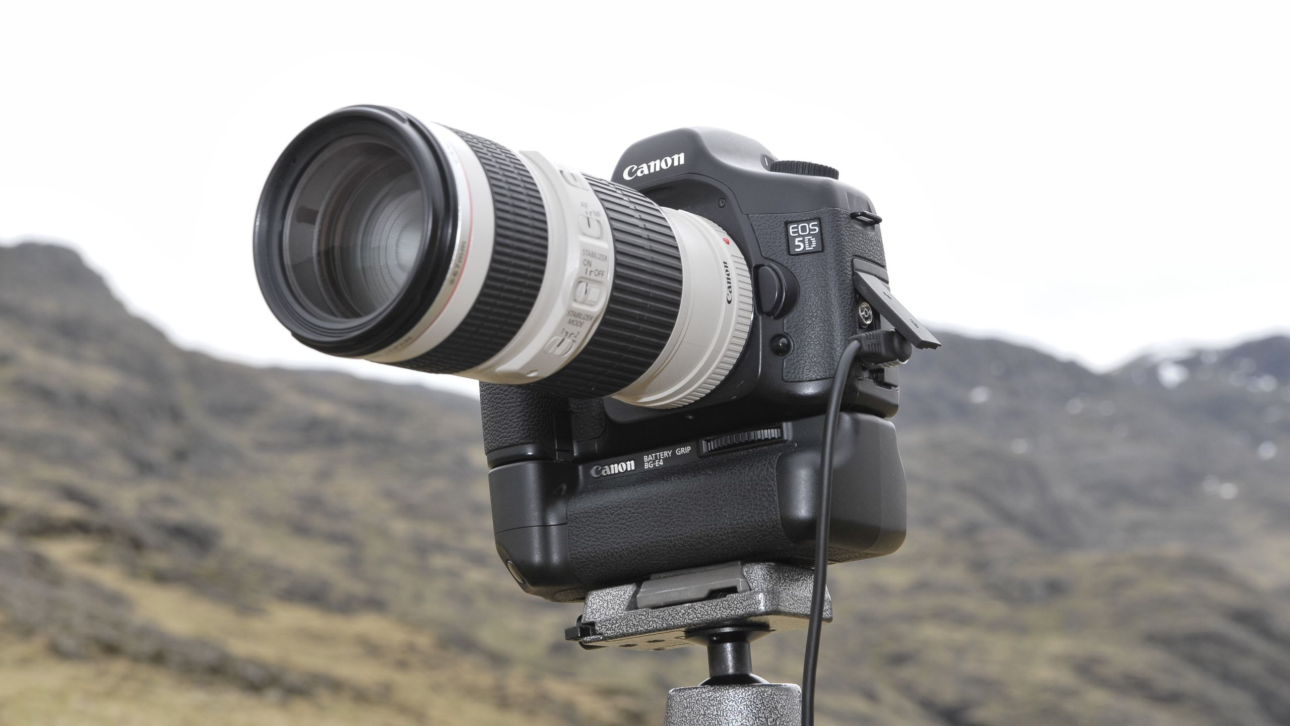 Photographers are vibe coding 20-year-old DSLRs to look more like film
