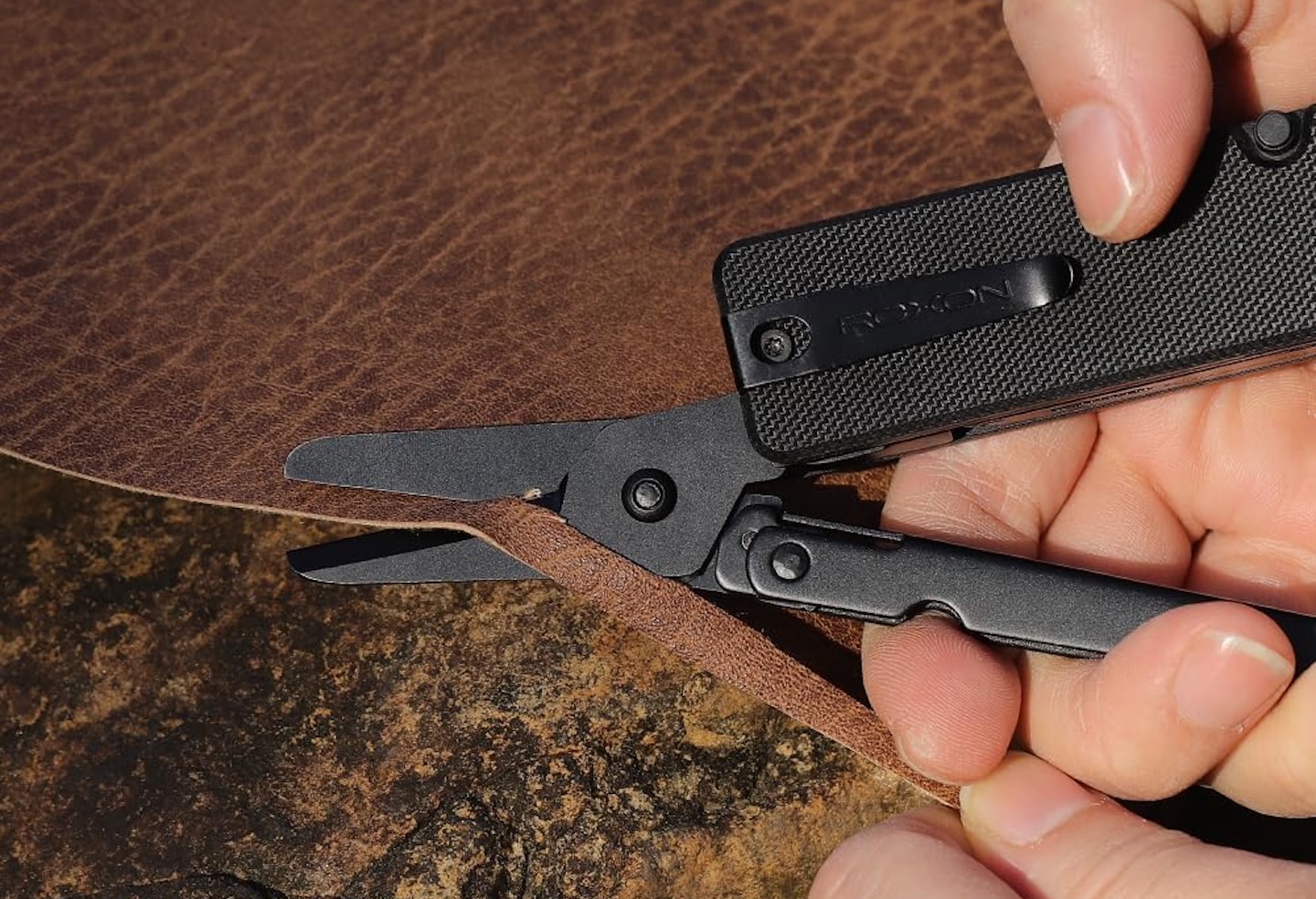 Roxon KS2E Noir: This Pocket Multitool Puts Big Scissors Ahead of Pliers