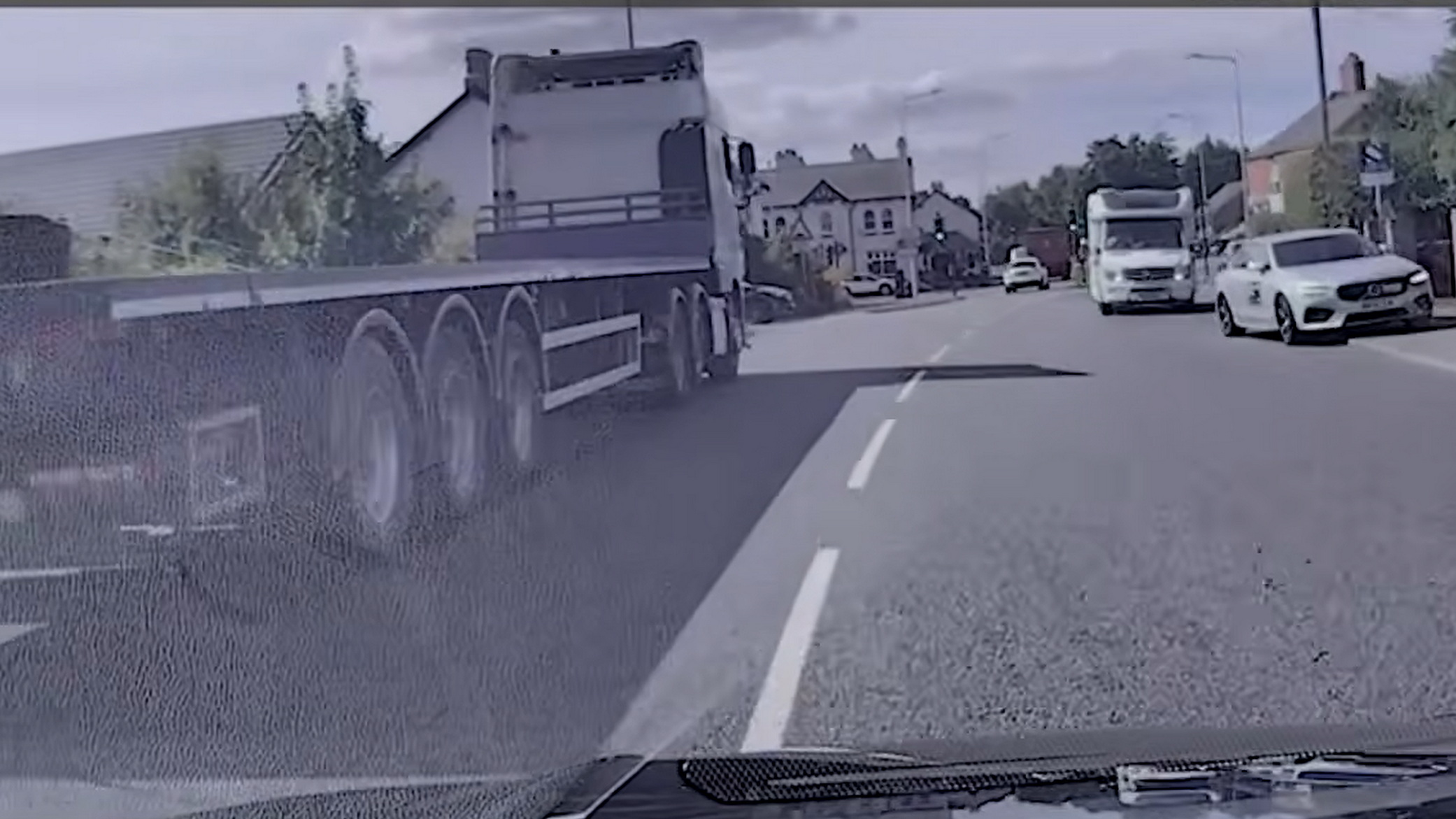 21-Year-Old With No License Takes Massive 3-Axle Truck On Hour-Long Police Chase | Carscoops
