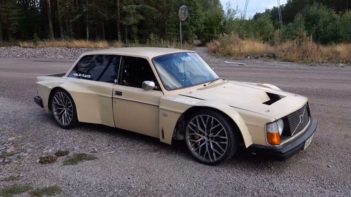 This 1975 Volvo 240 Is a Mid-Engine, Twin-Turbo Lambo V8 Underneath. And It’s Still AWD