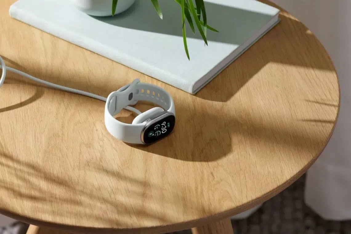 Google Fitbit Edge: repairable fitness tracker with OLED display