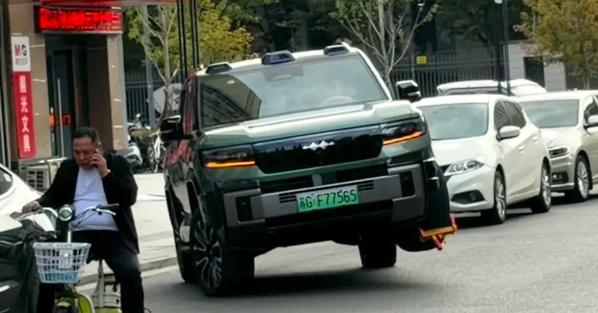 Boot this: BYD Denza B8 driver gets booted, doesn’t care [video]