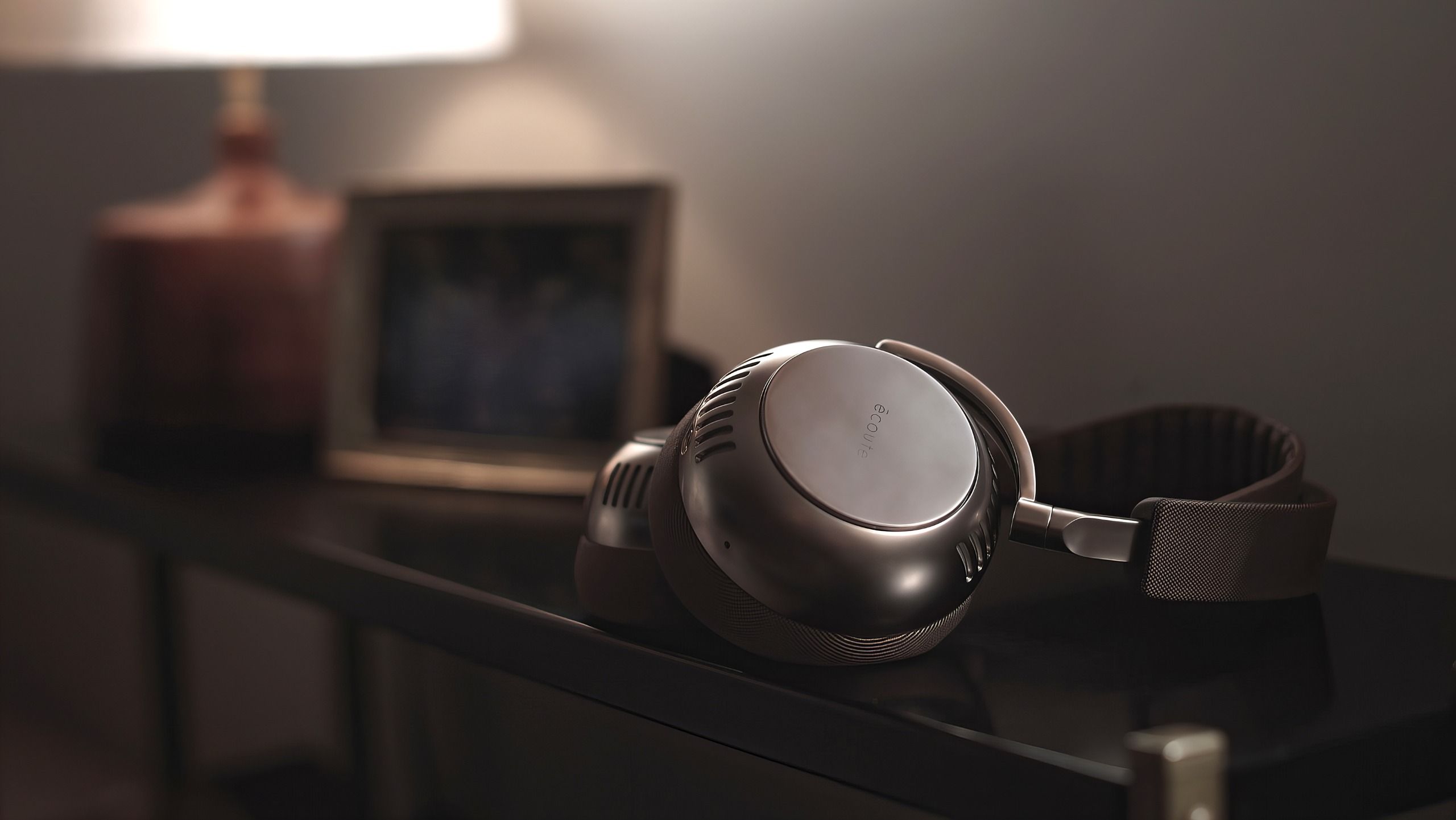 Écoute upgrades its trailblazing valve headphones with improved sound, comfort and noise cancelling