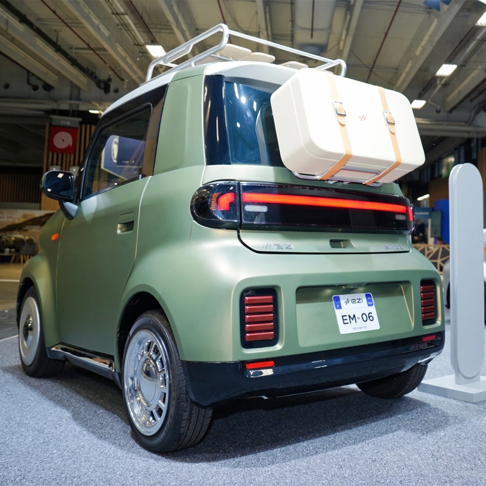EZI shows two AI-equipped micro-cars in Paris