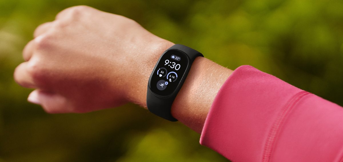 Fitbit Fans, Rejoice! The Fitbit Edge Is Here, and It Has a Screen