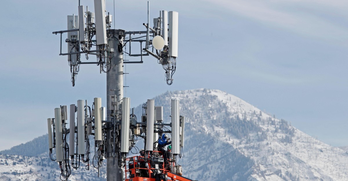 SpaceX’s mobile carrier push reportedly involves tapping into 80,000 cell sites