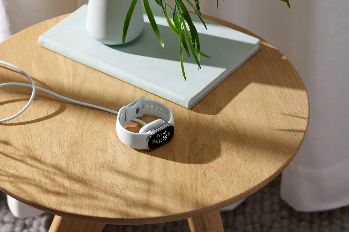 Google Fitbit Edge: New Fitness Tracker Brings Improved GPS, AI Health Features, and 7-Day Battery Life