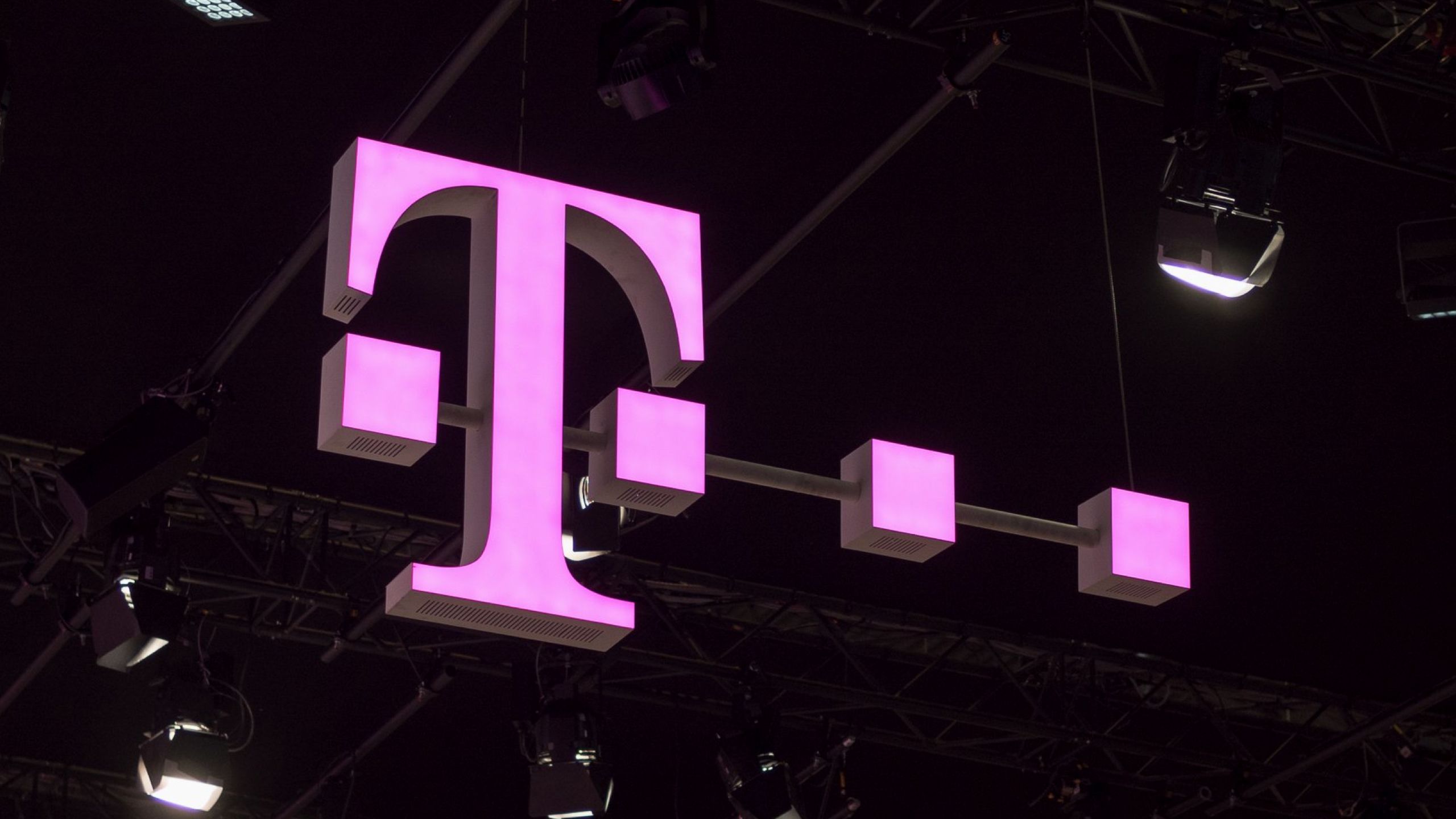 T-Mobile tells SpaceX there’s no room for an MVNO deal