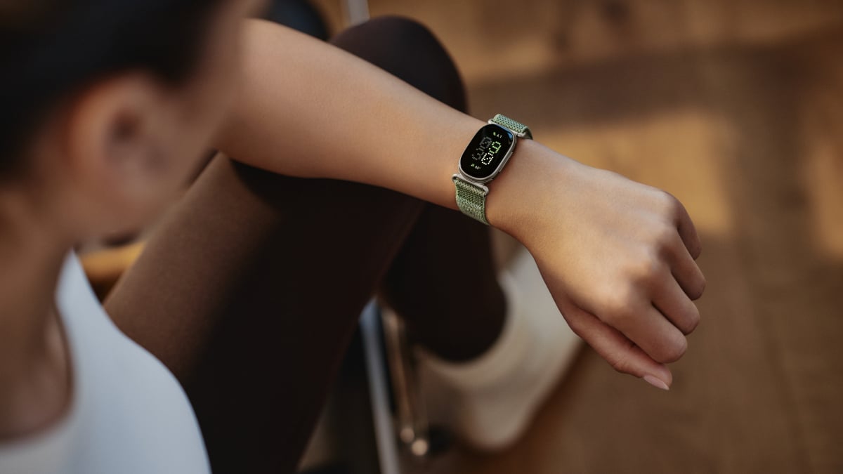 Google Finally Made Another Fitbit With a Screen