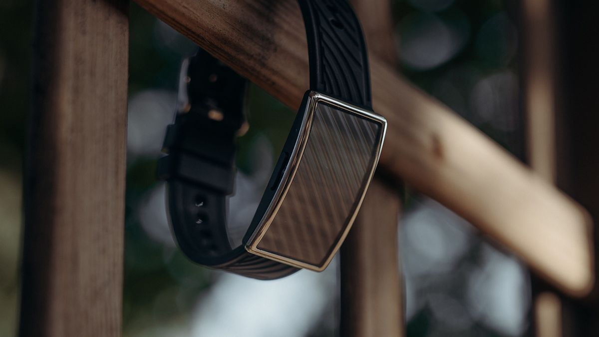 Apple’s screenless fitness tracker might someday replace your Apple Watch