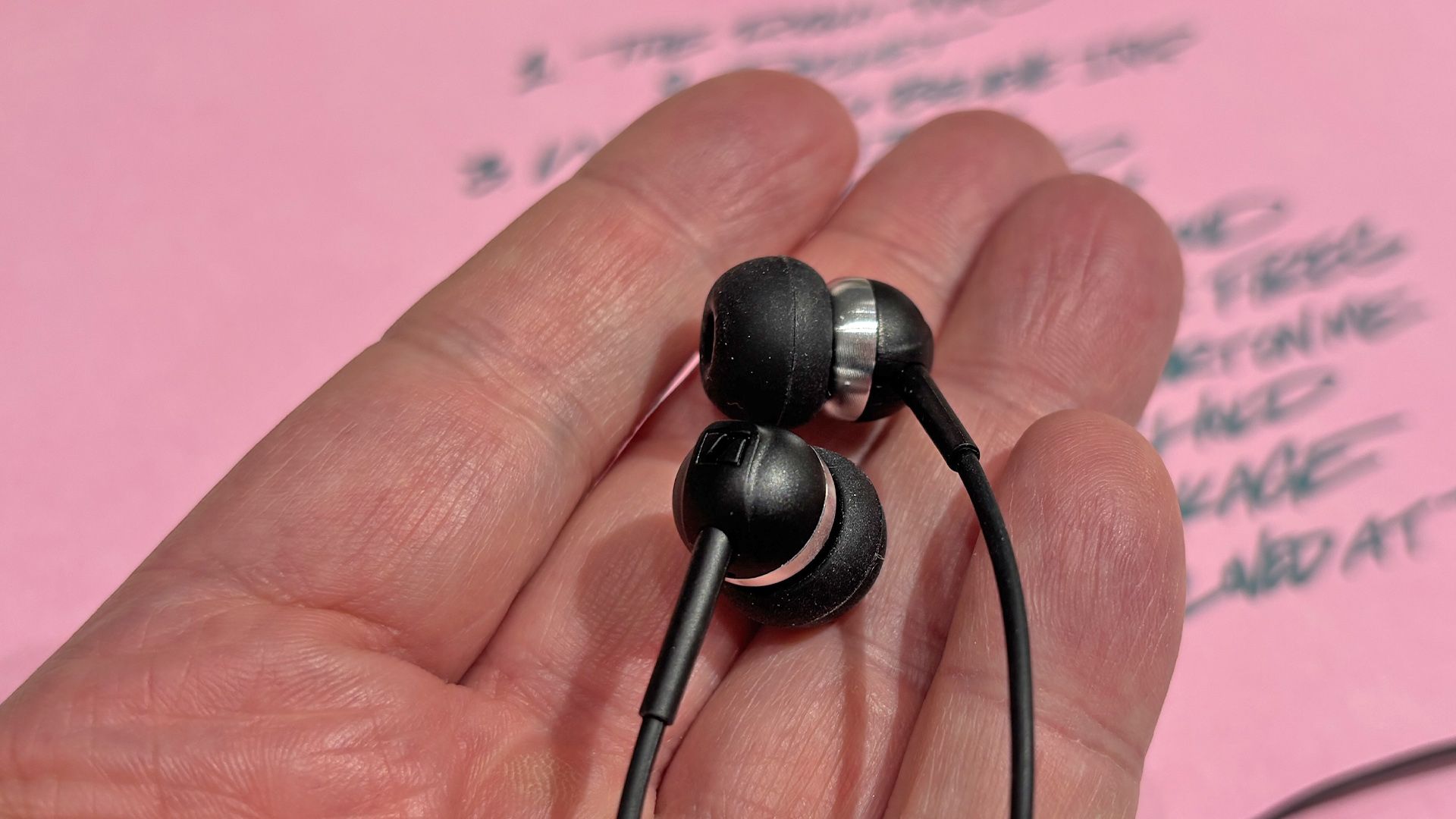 Want to join the wired headphone trend? Our audio experts recommend this Award-winning £30 pair