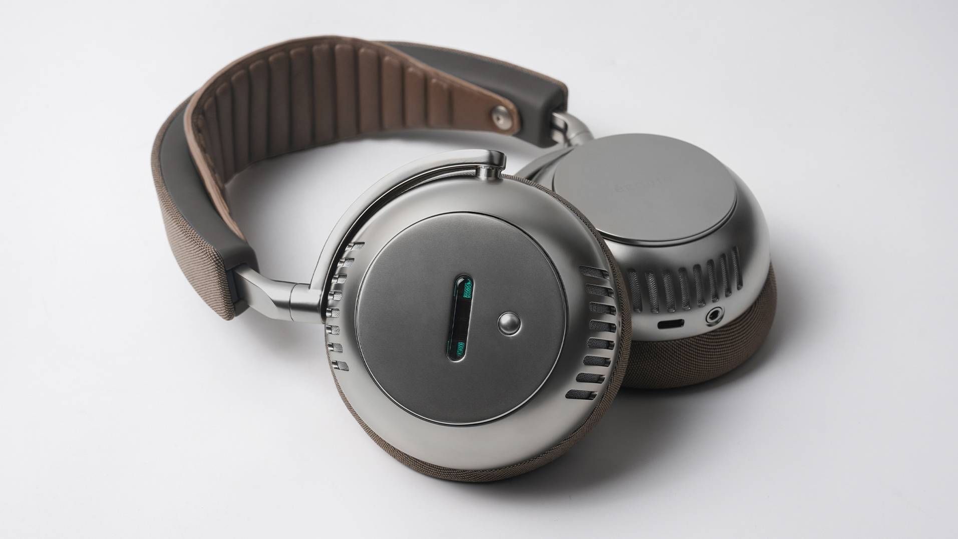 Wireless headphones meets valve amps — the unusual cans that squeeze a tube amp into the earcup are back in a new and improved version