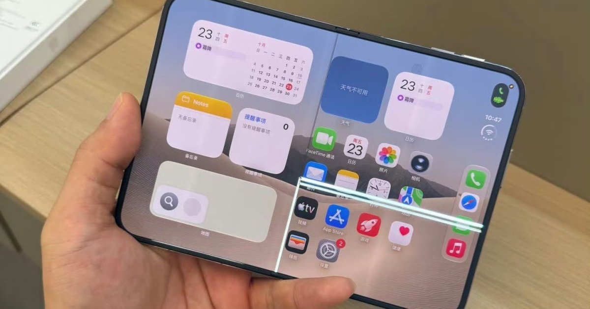 Some iPhone Duo owners are reporting cracks around the hinge