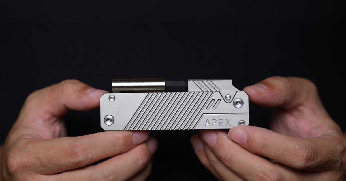 Slim magnetic multi-driver stows full magazine of swappable bits