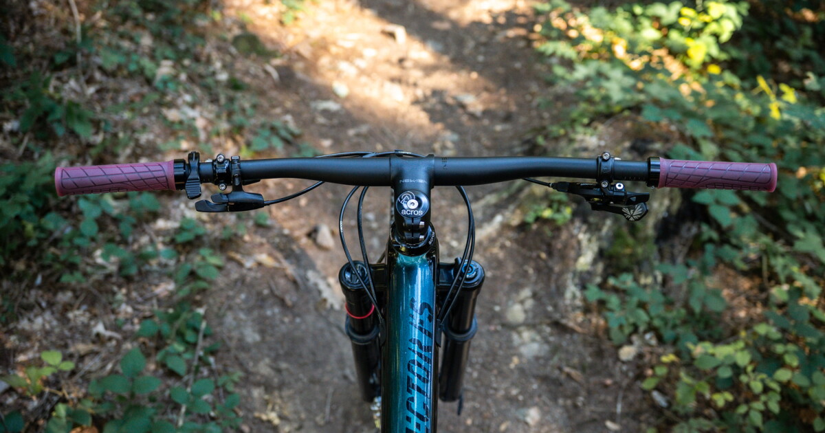 Adjustable mountain bike bar lets you change width back and forth