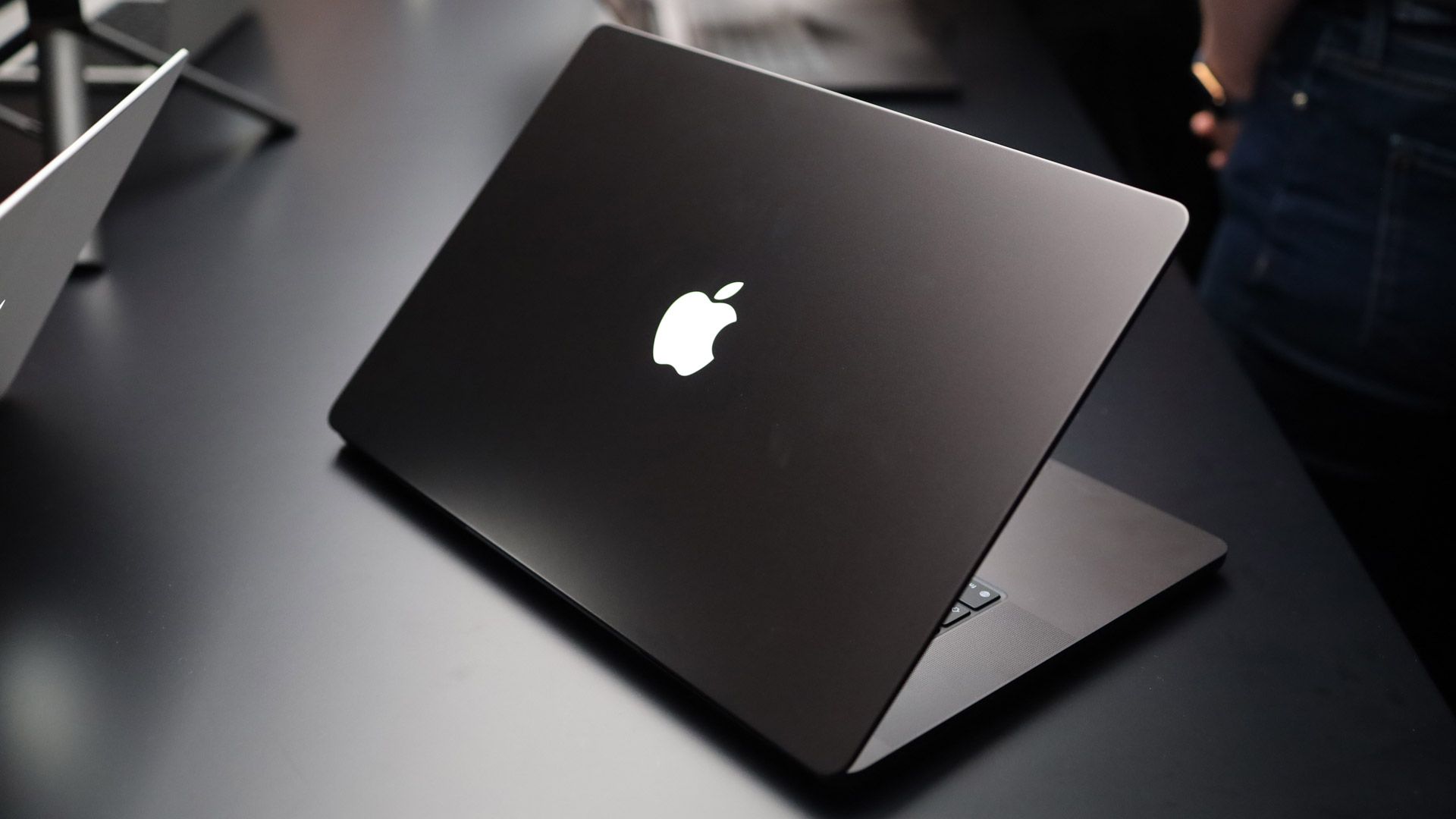 Here’s the secret behind the return of the illuminated Apple logo on the back of the new touchscreen MacBook Pro