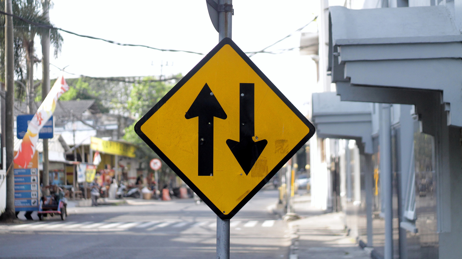 What Does A Road Sign With Two Arrows Mean? (One Pointing Up, The Other Down) – SlashGear