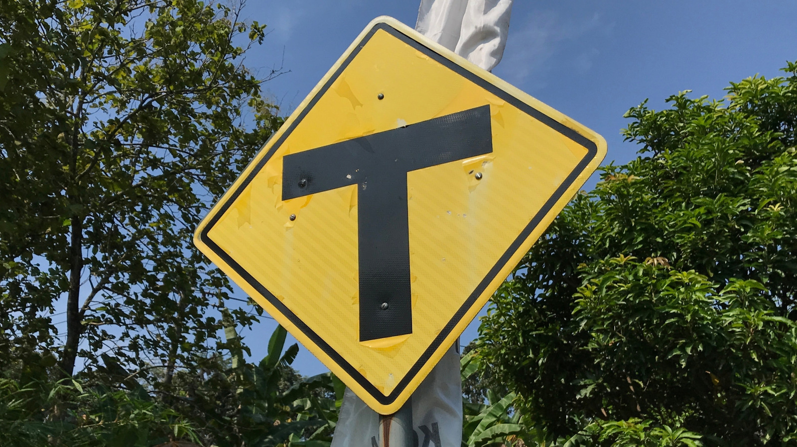 What Does The Yellow Road Sign With A Black Letter T On It Mean? – SlashGear