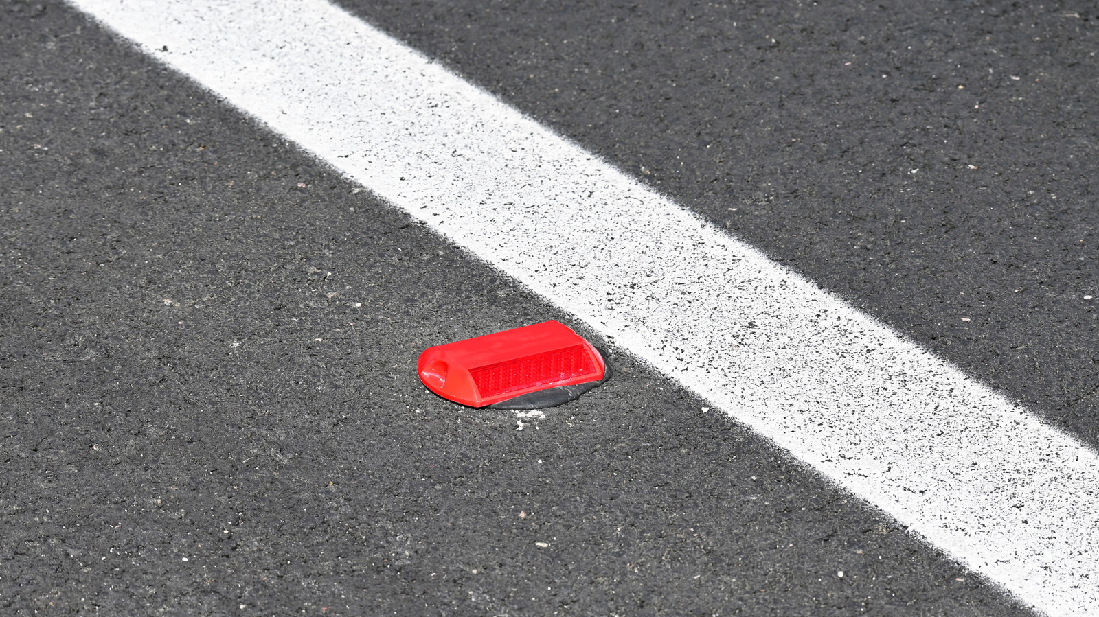 What Red Road Reflectors Are Warning You About – SlashGear