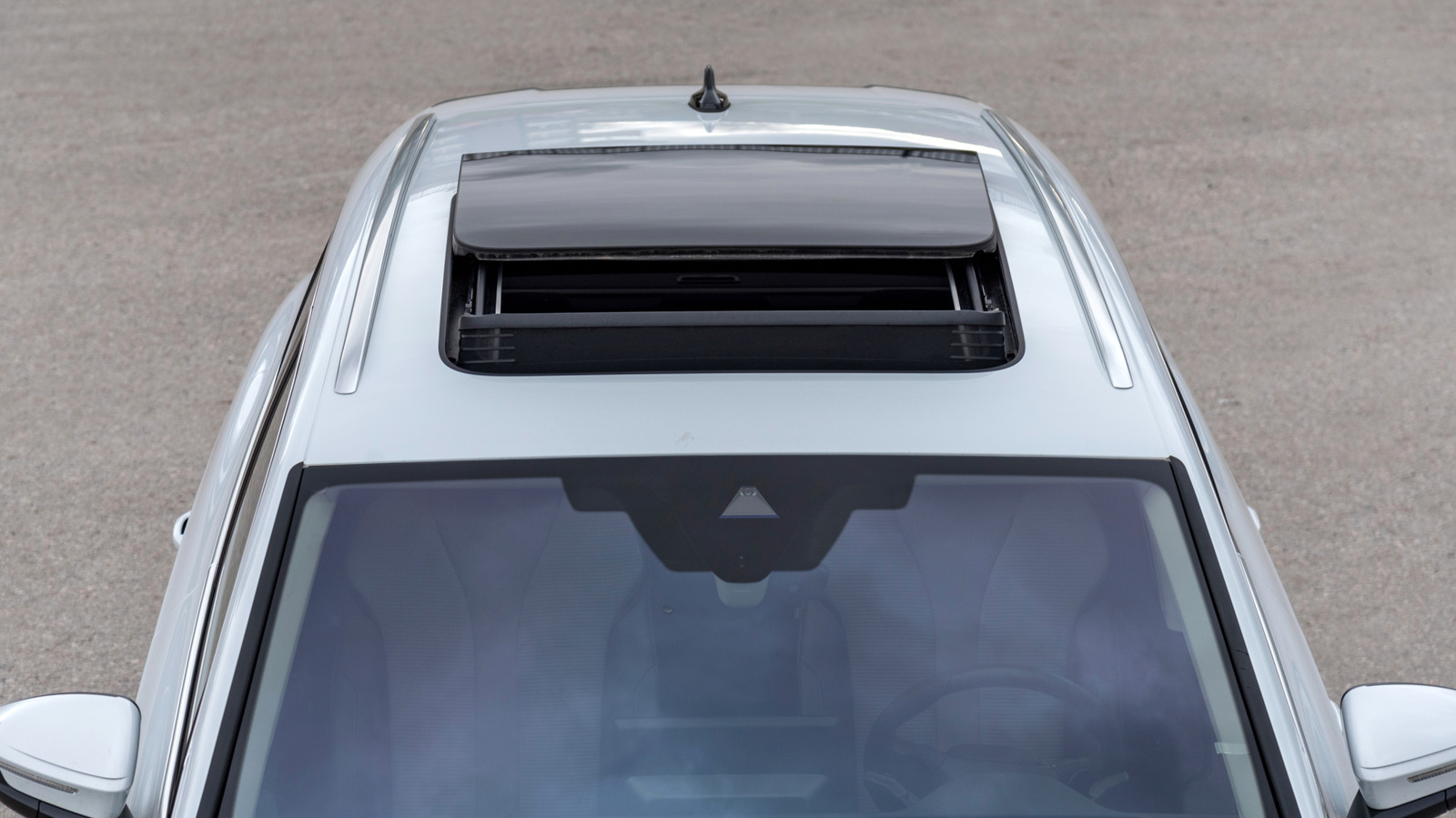 What’s Causing So Many Car Sunroofs To Shatter Without Warning? – SlashGear