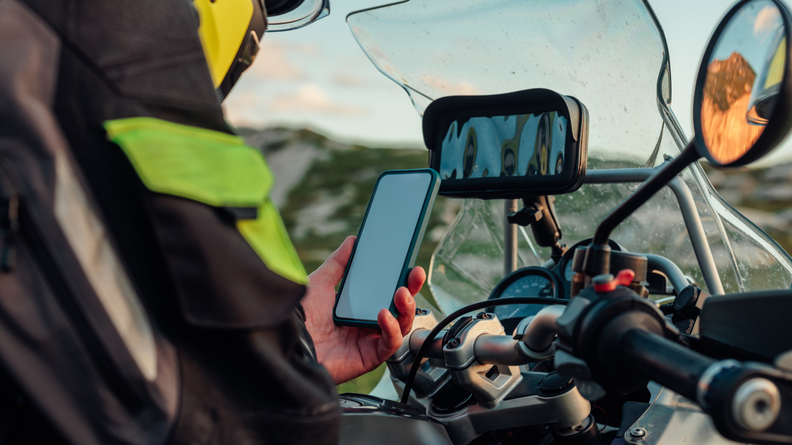 5 Smart Tech Upgrades Every Biker Should Have On Their Motorcycle – SlashGear
