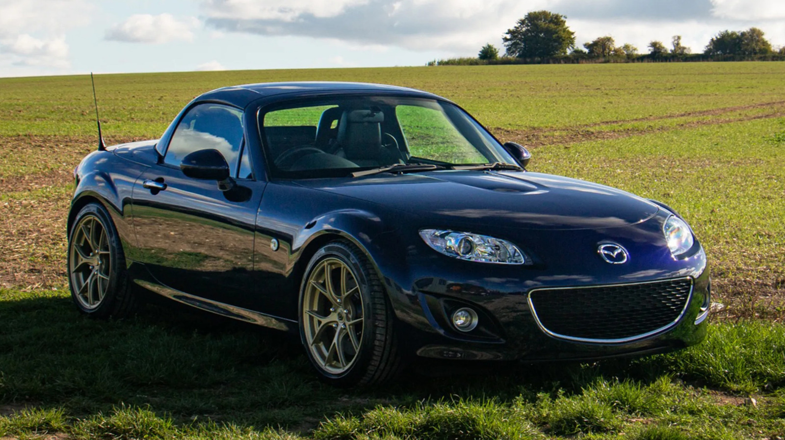 This Mazda Miata MX-5 Is Hiding A 300-HP V6 Engine Under The Hood – SlashGear
