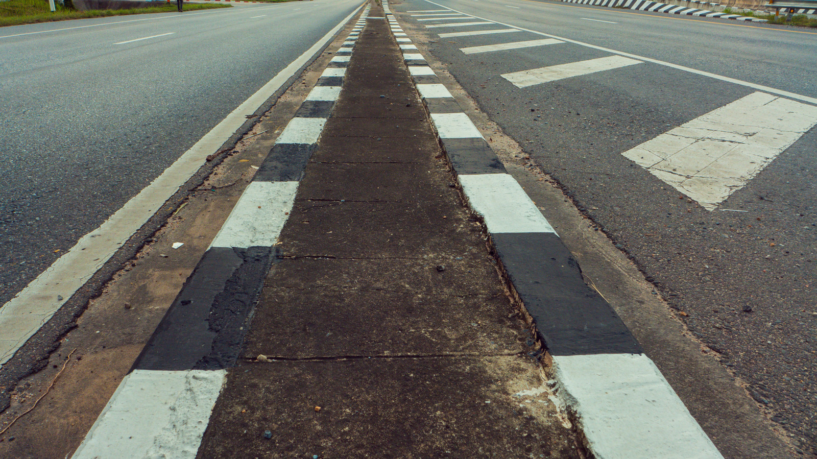 What Are The Half-Black And Half-White Stripes On The Highway For? – SlashGear
